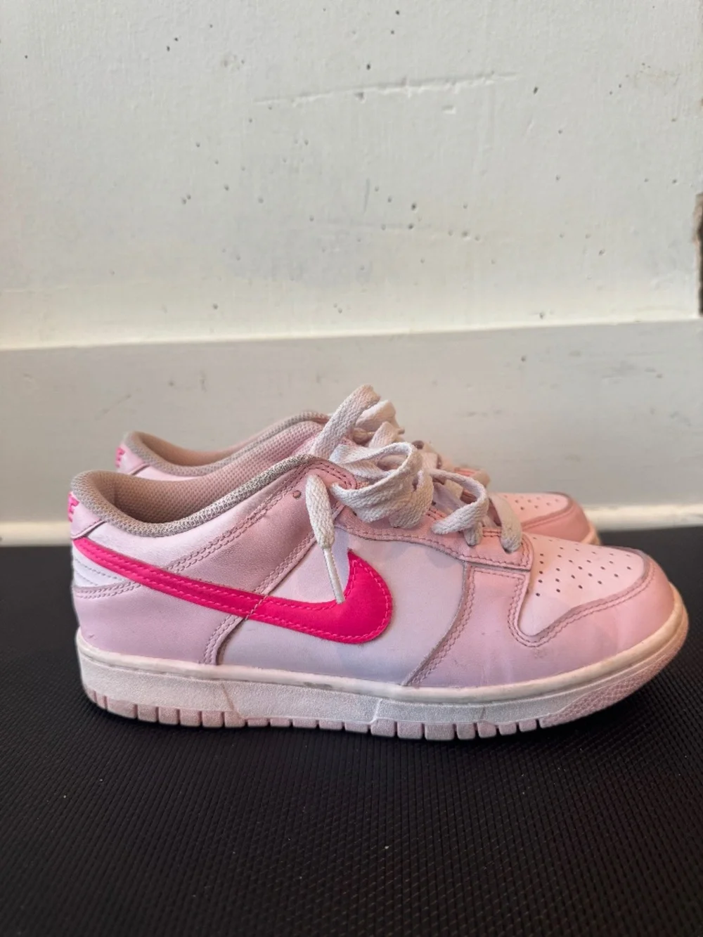 Nike dunk low triple pink